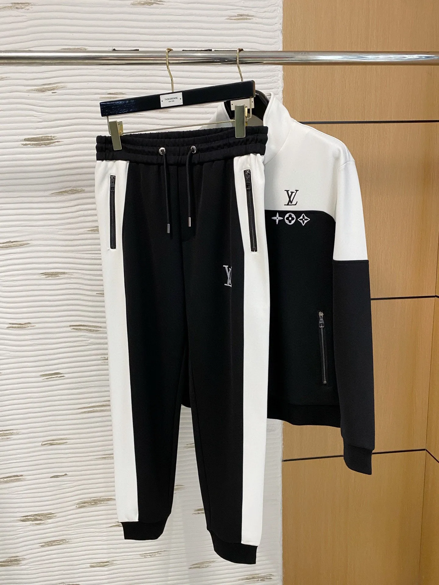 🅿️720 [LV Louis Vuitton] hot-selling suit is coming. Focus on the original version of the official website. 2025 new hot-selling cardigan and sweatshirt suit. The original order is the best. 🇭🇰The meticulous work of top designers. It has a fitting and perfect upper body effect. All-natural high-quality Tencel Roman cotton 100%, close-fitting comfort, noble and elegant! Original hardware embodies elegance and nobility! Counter size: M-3XL (maximum wear up to 190 pounds)